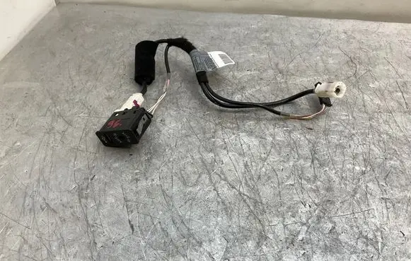 BMW 3 E92 E93 AUX in-socket connector 9187009 13318810 3D076115