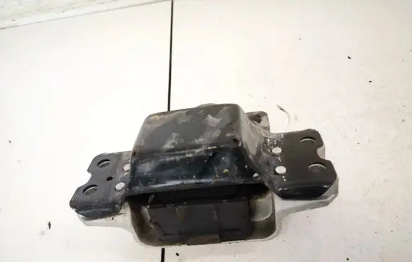 Volkswagen Touran I Engine mount bracket
