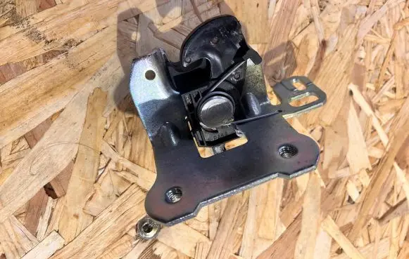 Mercedes-Benz C W204 Seat back rest lock catch A2049200572 113111A