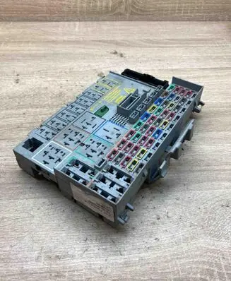 Opel Zafira A Fuse module 24412497