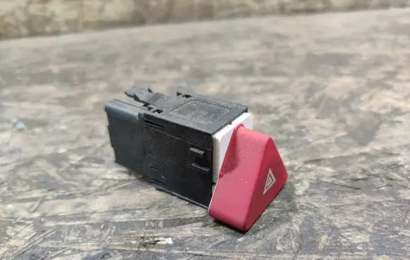 Volkswagen Tiguan Hazard light switch 5N0953509A