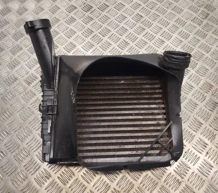 Volkswagen Touareg I Intercooler radiator 7L0117339