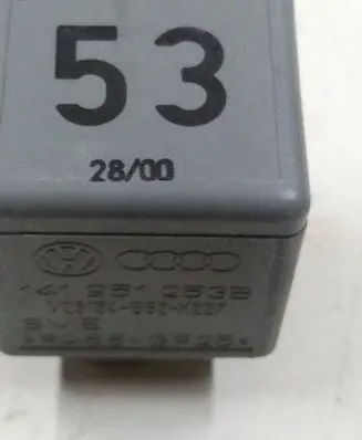 Volkswagen PASSAT B5 Coolant fan relay 141951253B