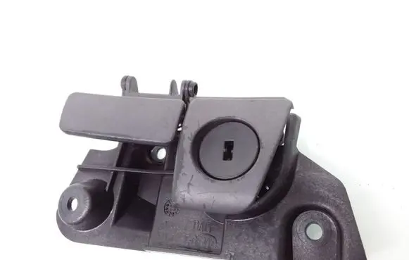 Volvo V70 Glove box handle 9204880 8184994