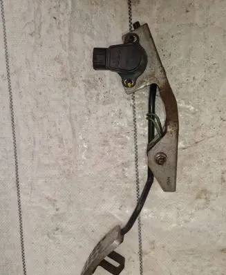 Accelerator throttle pedal