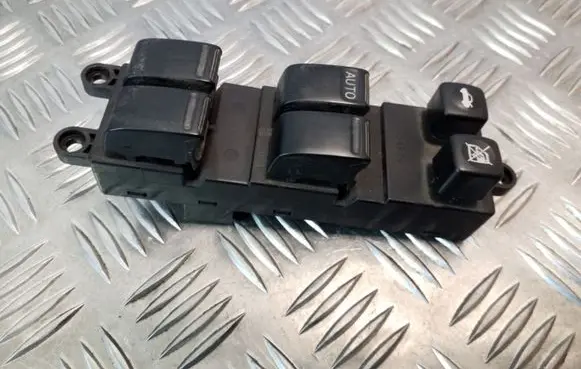Nissan Primera Electric window control switch 25401AV640