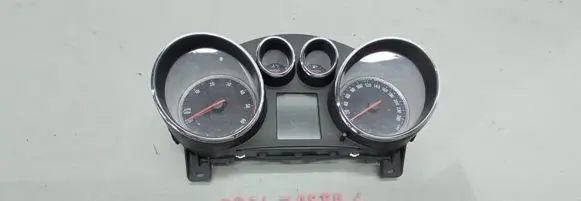 Opel Zafira C Speedometer (instrument cluster) 13660582