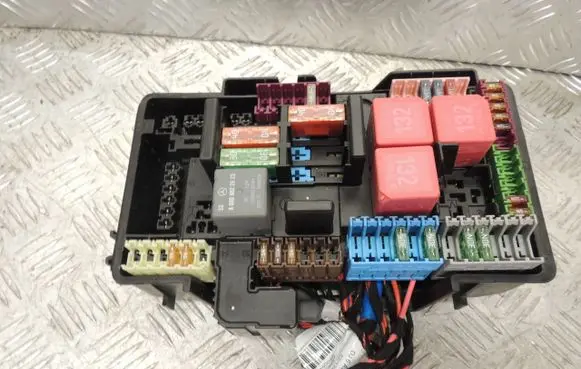 Mercedes-Benz C W205 Relay mounting block 