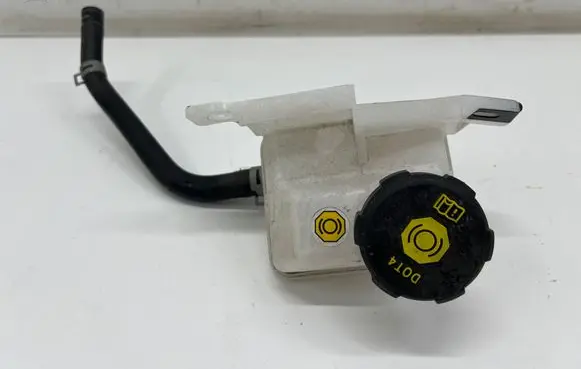 Hyundai IONIQ 6 Brake fluid reservoir 