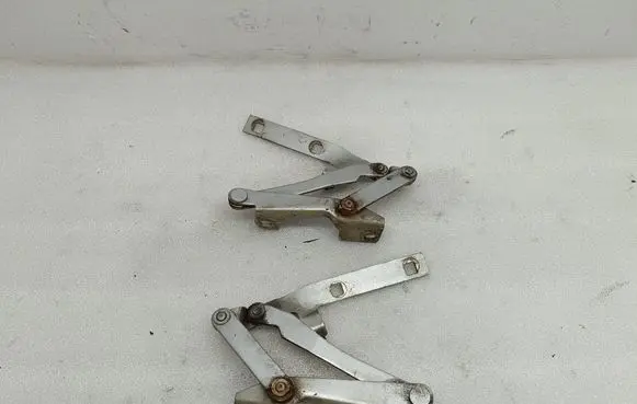 Engine bonnet/hood hinges