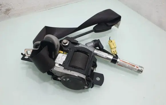 Honda FR-V Front seatbelt 6090764