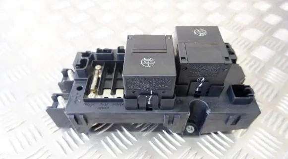 Lexus GS 300 350 430 450H Relay mounting block G382030010 G92Z030010
