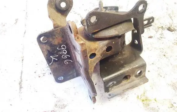 Nissan Primera Engine mount bracket