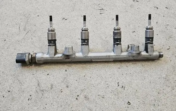 Seat Leon (5F) Fuel injectors set 05E133320