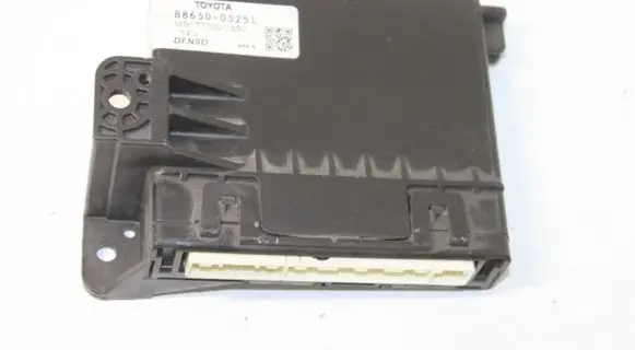 Toyota Avensis T270 Air conditioning/heating control unit 8865005251