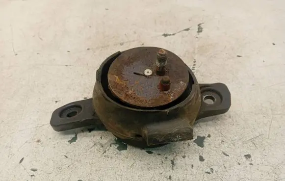 Subaru Outback Engine mount bracket