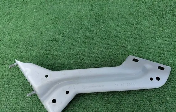 Audi Q5 SQ5 8R Fender mounting bracket 8R0821136