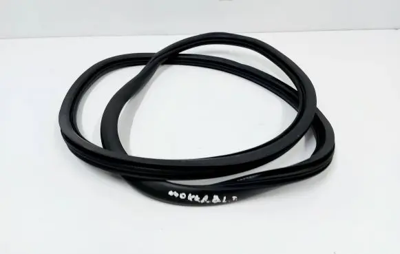 Opel Mokka B Rubber seal rear door 