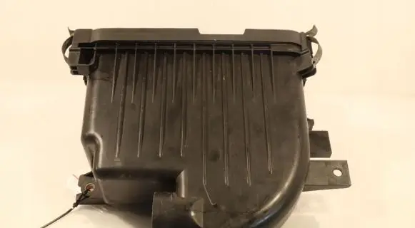 Suzuki Swift I Air filter box 1370069L00