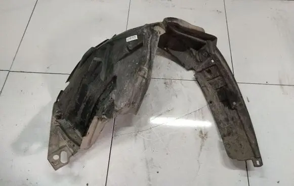 Front wheel arch liner splash guards