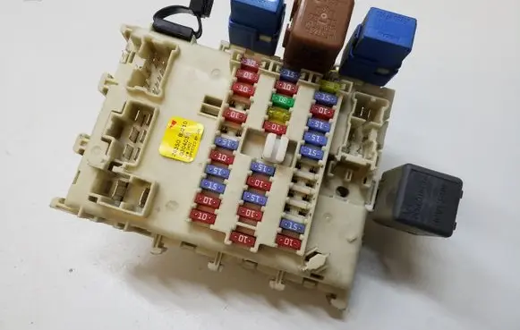 Nissan Almera Tino Fuse module 24350BU210 24330C9900 252309F920