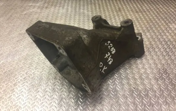 Mercedes-Benz C W203 Engine mounting bracket 6112230704 A6112230704