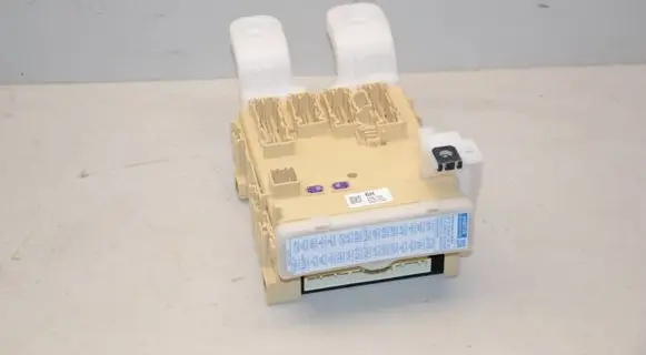 Toyota RAV 4 (XA40) Fuse module 8273042811 10882