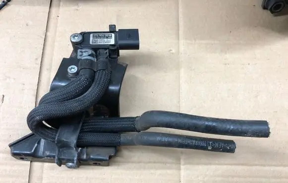Volkswagen Golf VI Exhaust gas pressure sensor 076906051B 04334959