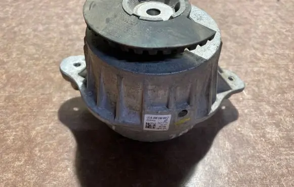 Mercedes-Benz C W205 Engine mount bracket A2052406617