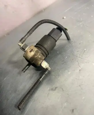 Volkswagen PASSAT B6 Windscreen/windshield washer pump 1J0973722
