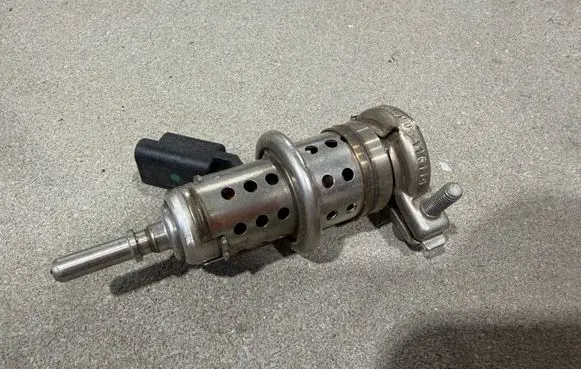 Peugeot 5008 II Fuel injector 9813930180