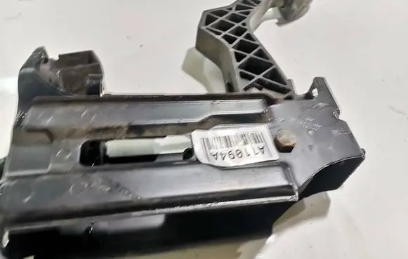Volkswagen Golf IV Clutch pedal 