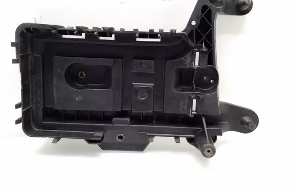 Volkswagen PASSAT CC Battery tray 1K0915333