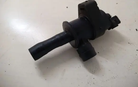 Volvo V70 Vacuum valve 8653909