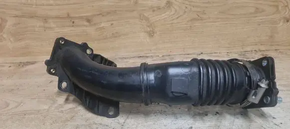 Ford Focus Intercooler pipe mounting bracket 