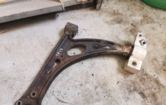 Volkswagen Touran I Front lower control arm/wishbone 1K0407153G
