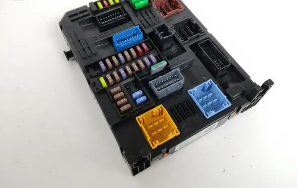Peugeot 208 Fuse module 9832881080