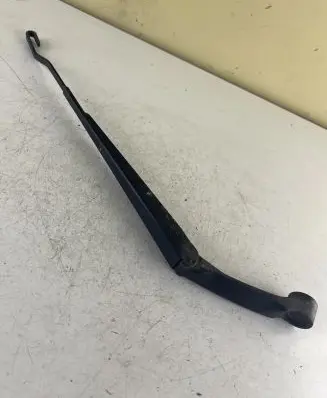 Toyota Land Cruiser (J120) Front wiper blade arm