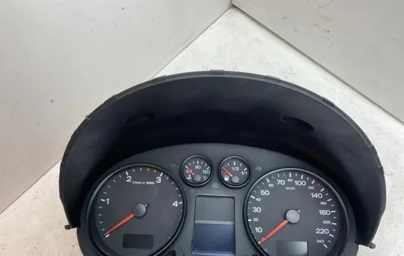 Audi A2 Speedometer (instrument cluster) 8Z0920900