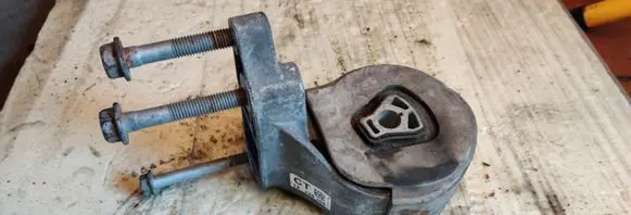 Cadillac SRX Engine mount bracket 13228306