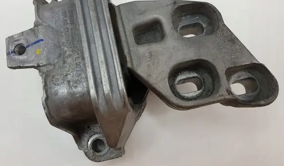 Mercedes-Benz B W246 W242 Engine mount bracket
