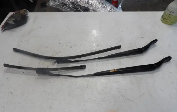 Peugeot 208 Front wiper blade arm