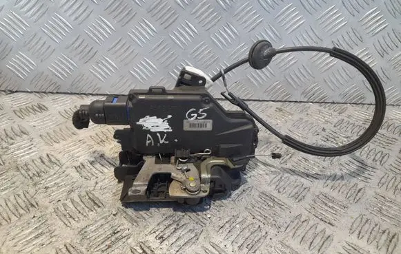 Volkswagen Golf V Rear door lock 7L0839015