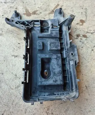 Volkswagen PASSAT B6 Battery tray 1K0915333C