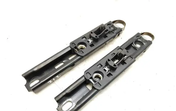 Mercedes-Benz CLS C219 Seat belt adjustment rail A2118600688 605987100A