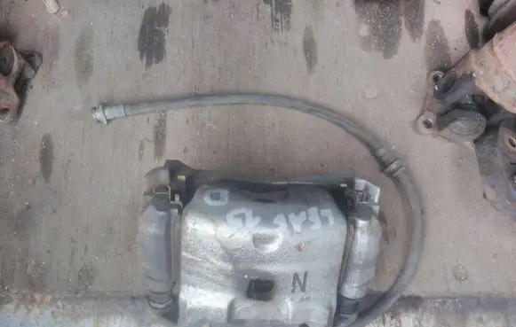 Nissan Leaf I (ZE0) Front brake caliper