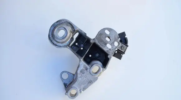 Audi A4 S4 B7 8E 8H Engine mounting bracket 8E0199352F