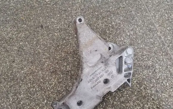 Volkswagen Golf VI Engine mounting bracket 03L199207