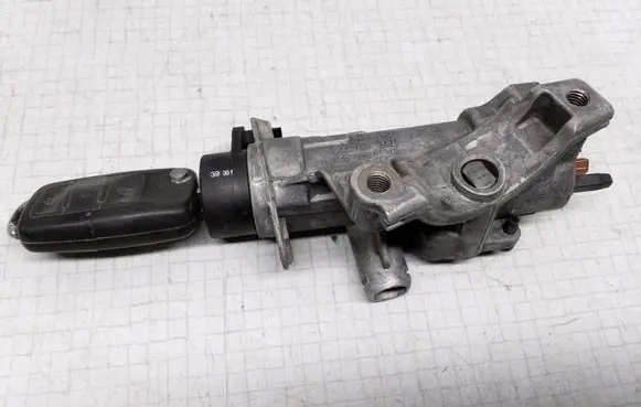 Volkswagen PASSAT B5.5 Ignition lock 4B0905851