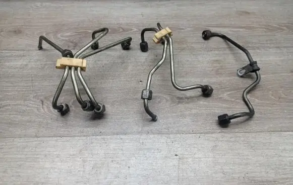 Volvo S60 Fuel injector supply line/pipe 